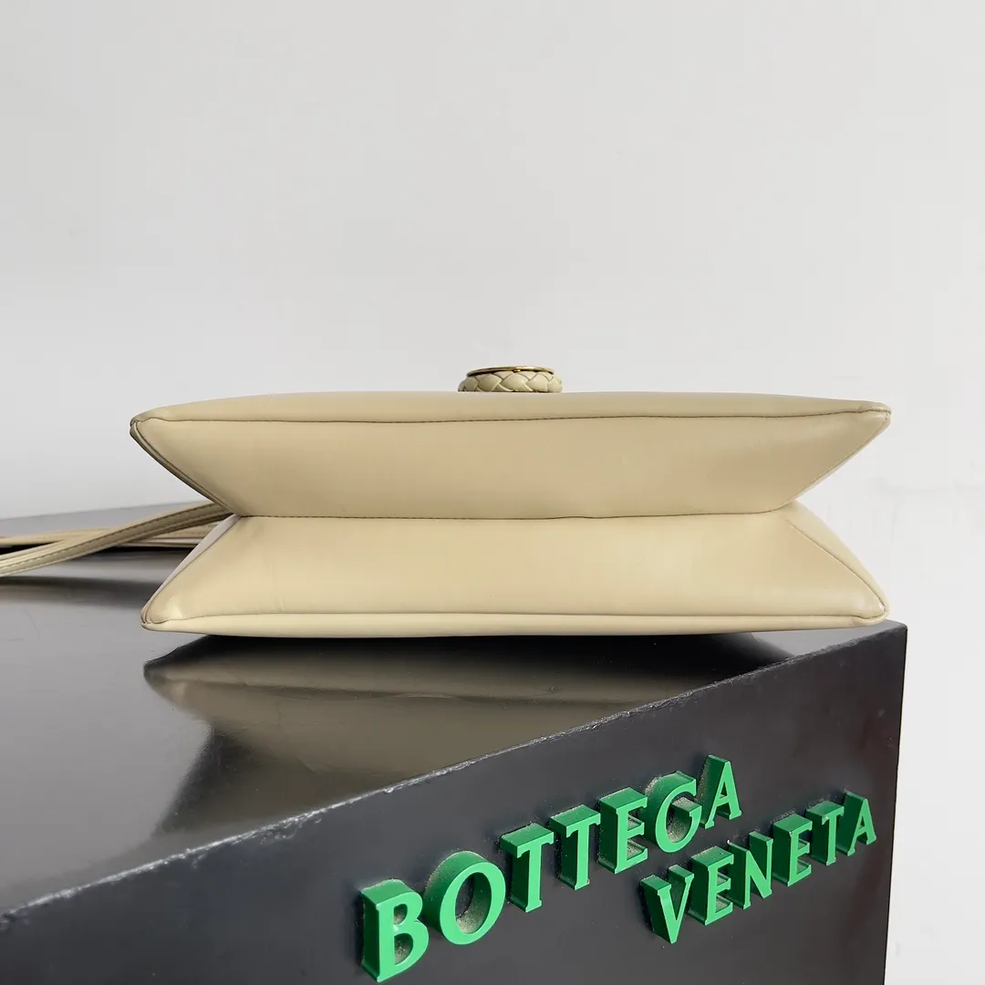 Batch 1520 Inspired by the 1970s, the Bottega Veneta women's logo shoulder bag has a smooth leather surface that brings a clean and handsome feel, just like the neatness and tenacity of a working woman. The front buckle has high-quality hardware pendant body, the overall retro elegance, and the excellent leather feels soft. This Bottega Veneta series can be described as beautiful, weakening the complexity of the outfit, not competing for it, and only using the best quality to interpret itself. Style number: 806030 (small size) Size: 27*16*6cm